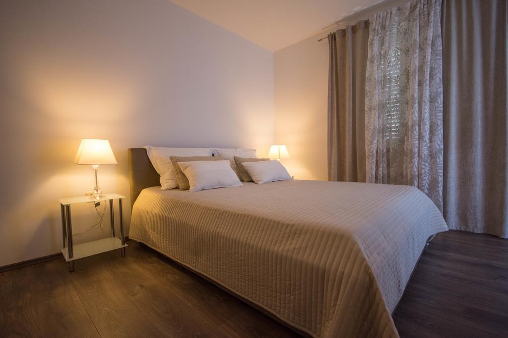 Apartments Maria Trogir Bagian luar foto