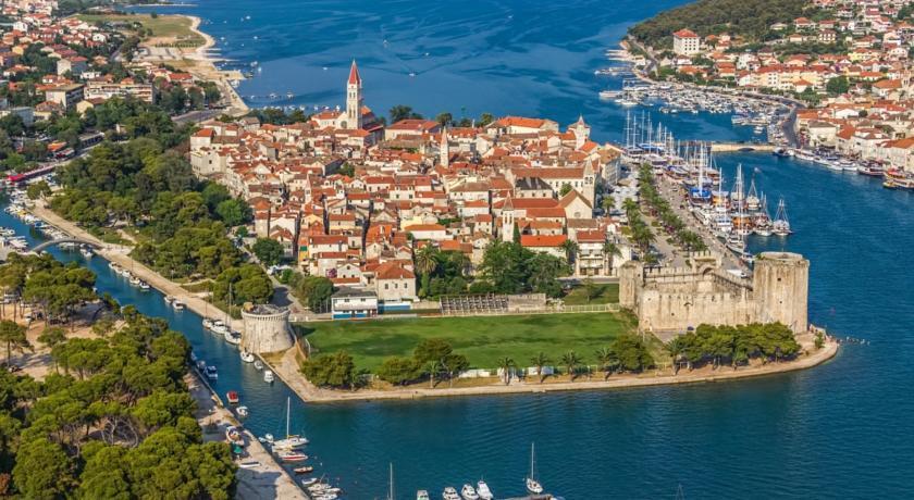 Apartments Maria Trogir Bagian luar foto