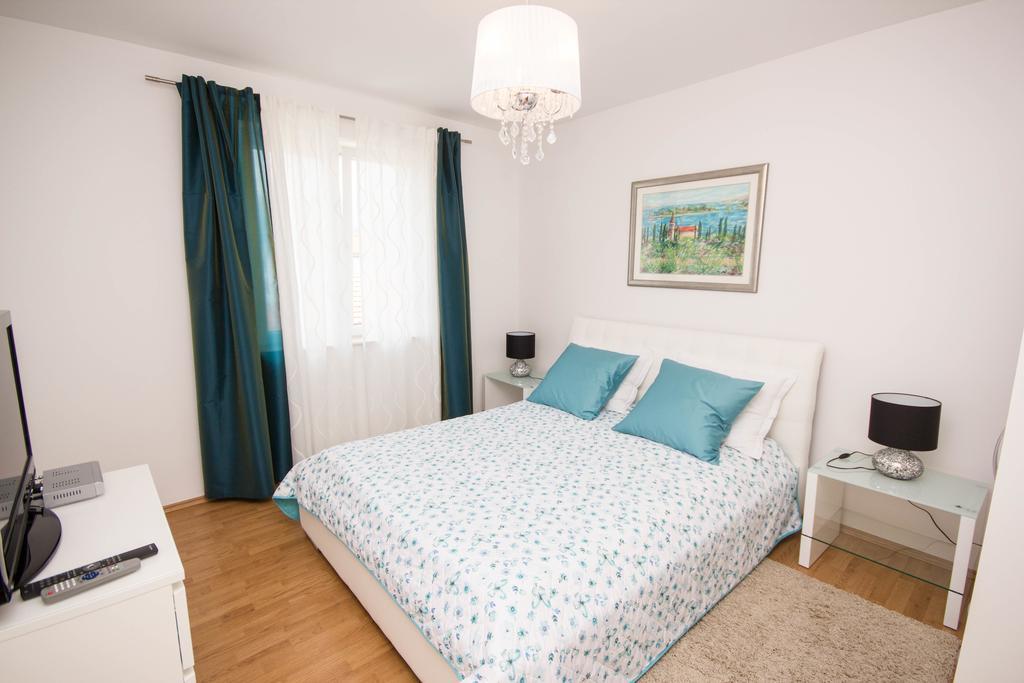 Apartments Maria Trogir Bagian luar foto